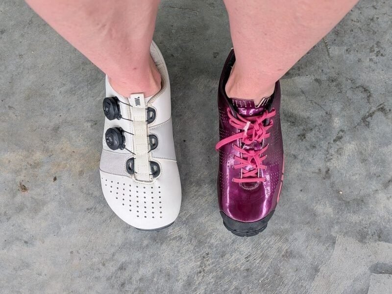 Zapatilla de ciclismo con puntera amplia