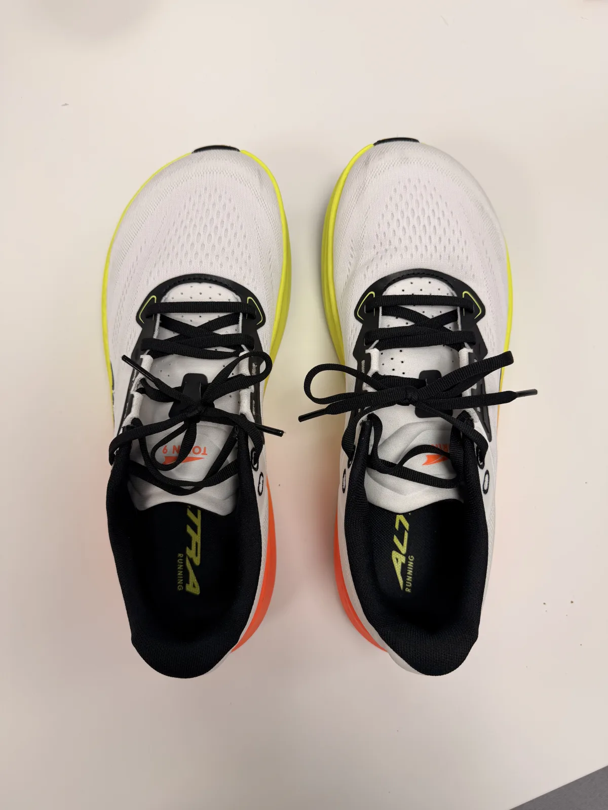 Altra Torin 9 vistas desde arriba con puntera FootShape Standard